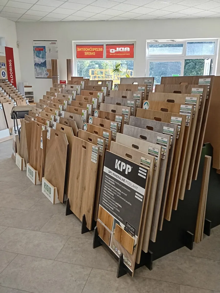 Showroom Parket Pemo v Poprade — stojany so vzorkami laminátových a vinylových podláh